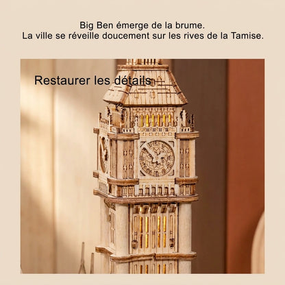 Gros plan sur le cadran de l'horloge sculpté en bois de la maquette Big Ben