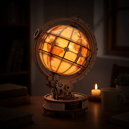 Globe lumineux en bois allumé la nuit, carte éclairée de l'intérieur, bougie