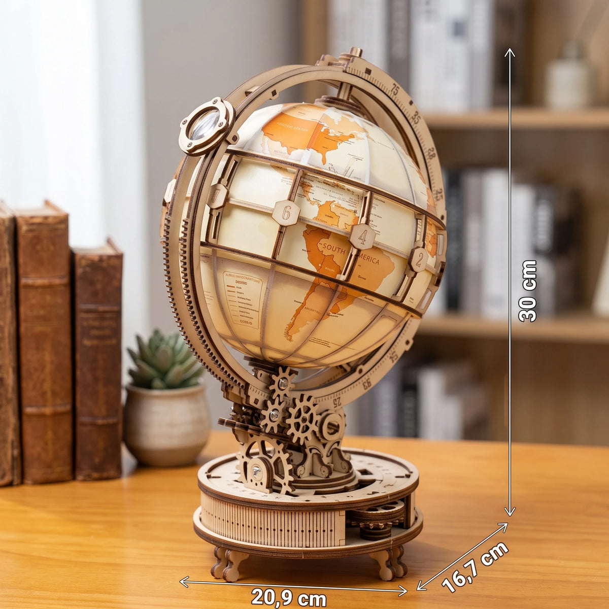 Globe lumineux en bois sur un bureau avec ses dimensions : 20,9 x 16,7 x 30 cm