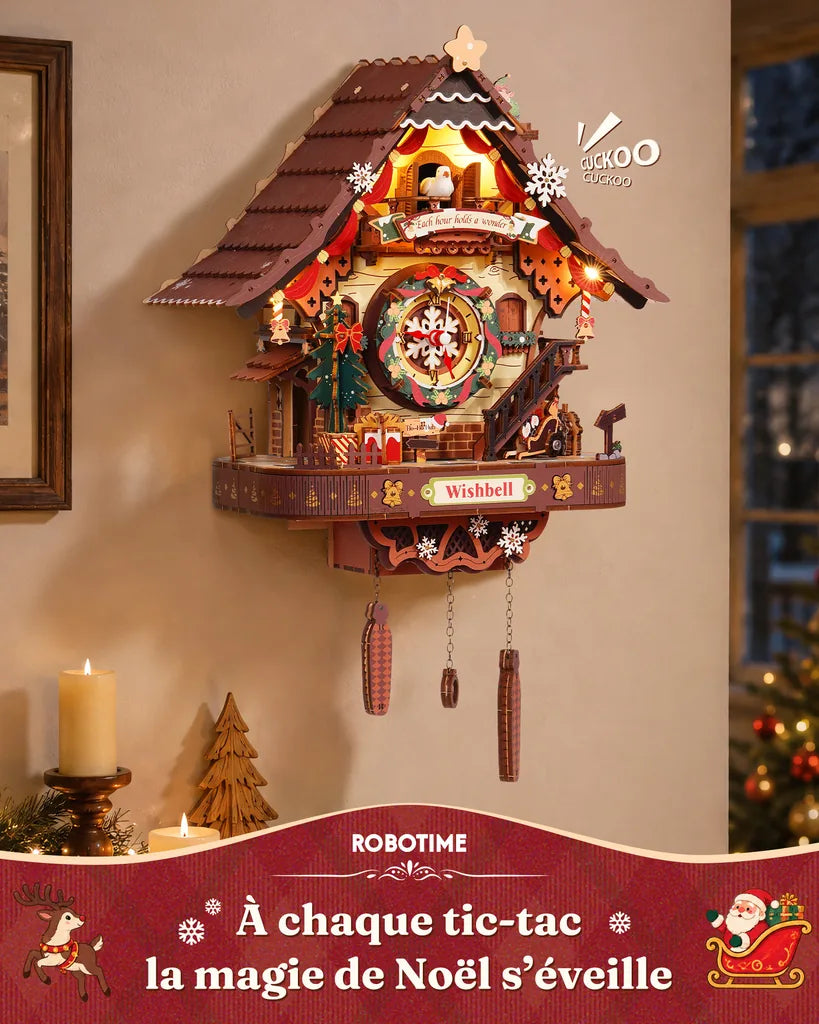 Horloge coucou de Noël accrochée au mur, lumières allumées, près d'une bougie