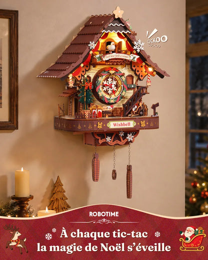 Horloge coucou de Noël accrochée au mur, lumières allumées, près d'une bougie