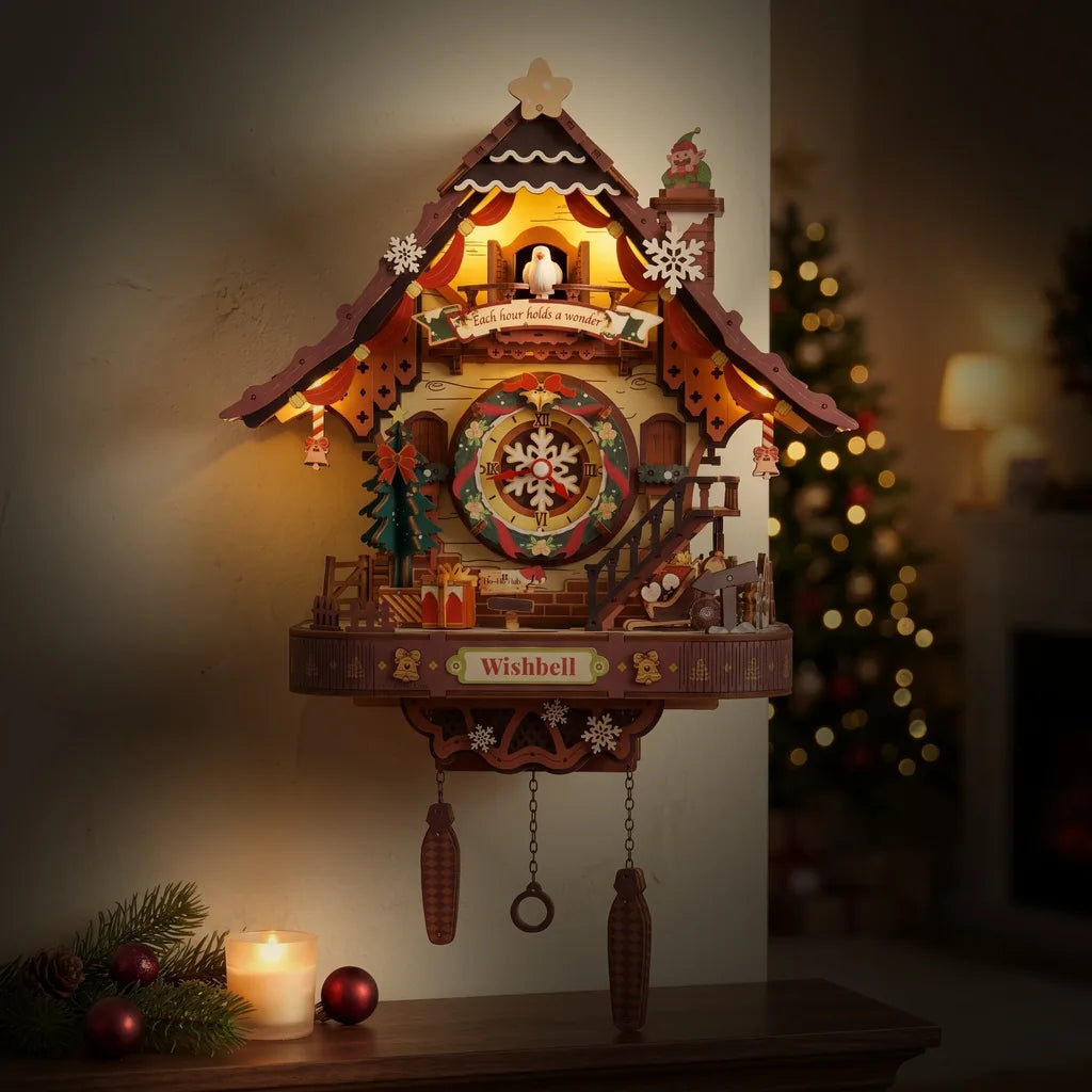 Horloge coucou de Noël en bois illuminée par ses LED le soir au salon