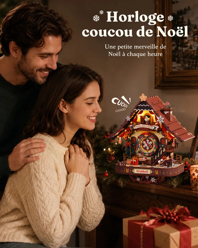 Couple souriant devant l'horloge coucou de Noël allumée dans le salon