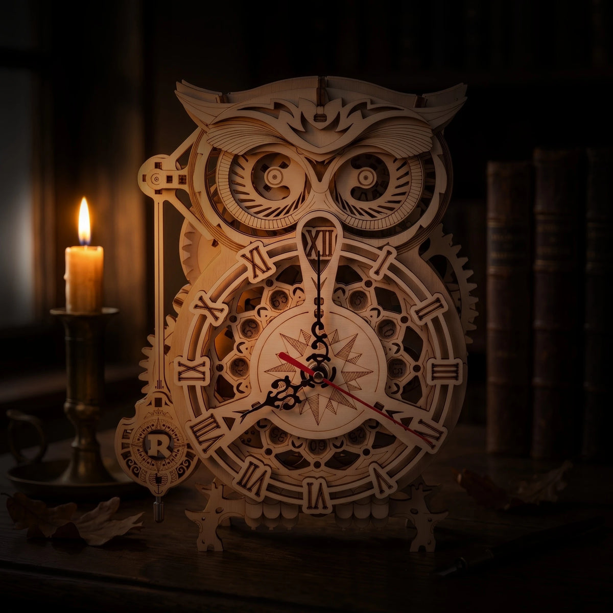 Horloge hibou en bois la nuit, éclairée par la flamme d'une bougie