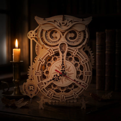 Horloge hibou en bois la nuit, éclairée par la flamme d'une bougie