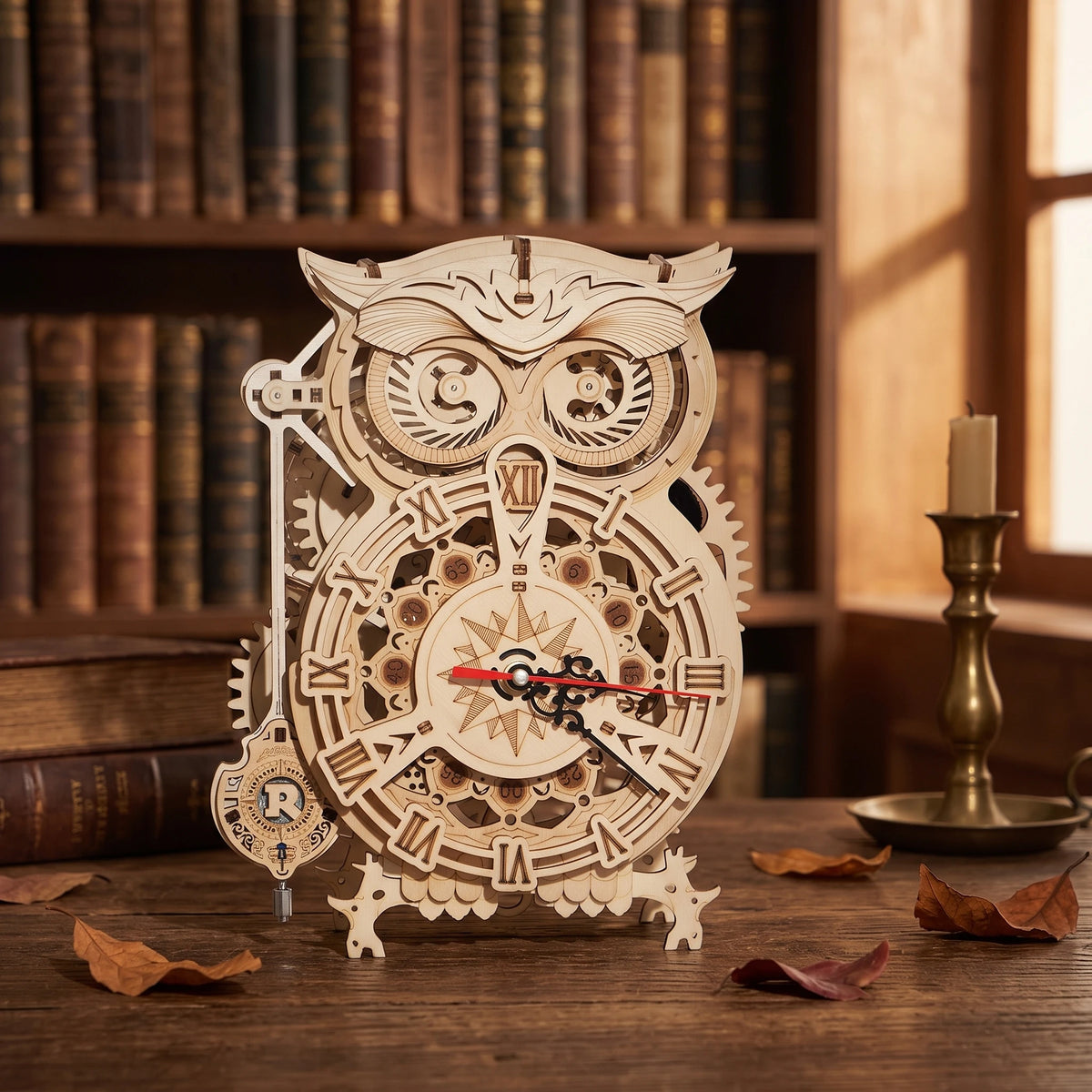 Horloge hibou en bois vue de trois quarts, engrenages et balancier visibles
