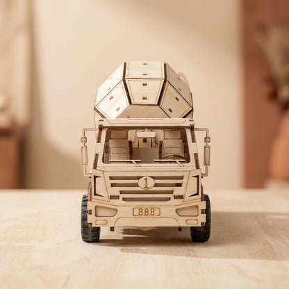 Puzzle 3D en bois thème Le Camion Bétonnière, vue Face, éclairage externe mettant en valeur la maquette, décoration Nook-It.
