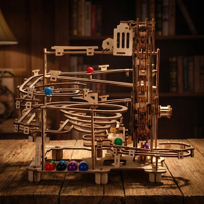 Puzzle 3D en bois thème Le Circuit à billes master, vue Ambiance Nuit, éclairage externe mettant en valeur la maquette, décoration