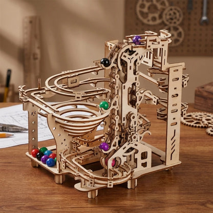 Puzzle 3D en bois thème Le Circuit à billes master, vue Angle 45°, éclairage externe mettant en valeur la maquette, décoration