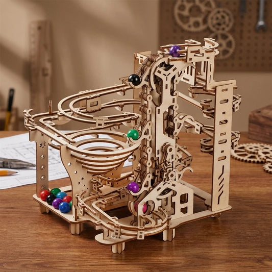 Puzzle 3D en bois thème Le Circuit à billes master, vue Angle 45°, éclairage externe mettant en valeur la maquette, décoration