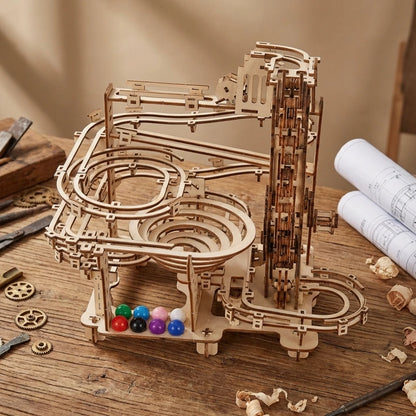 Puzzle 3D en bois thème Le Circuit à billes master, vue Plongeante, éclairage externe mettant en valeur la maquette, décoration Nook-It