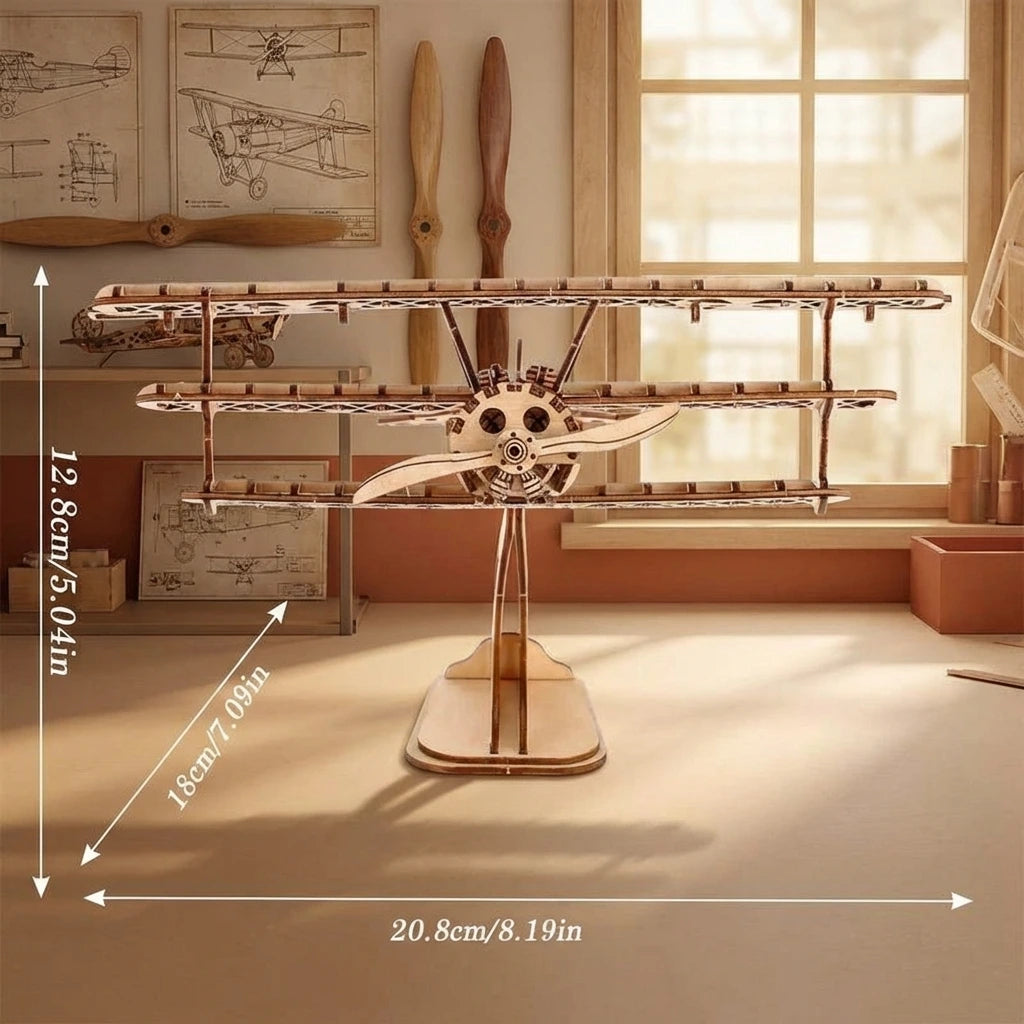 Puzzle 3D en bois thème Le Triplan de Légende, vue avec Dimensions, éclairage externe mettant en valeur la maquette, déco