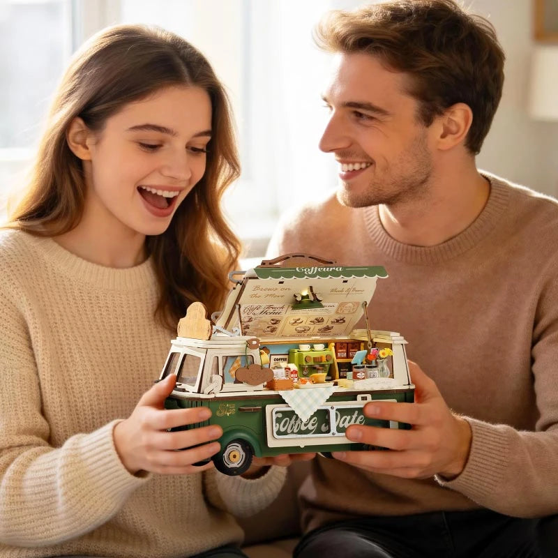 Couple souriant tenant le Leo's Coffee Truck monté, une idée de cadeau à partager