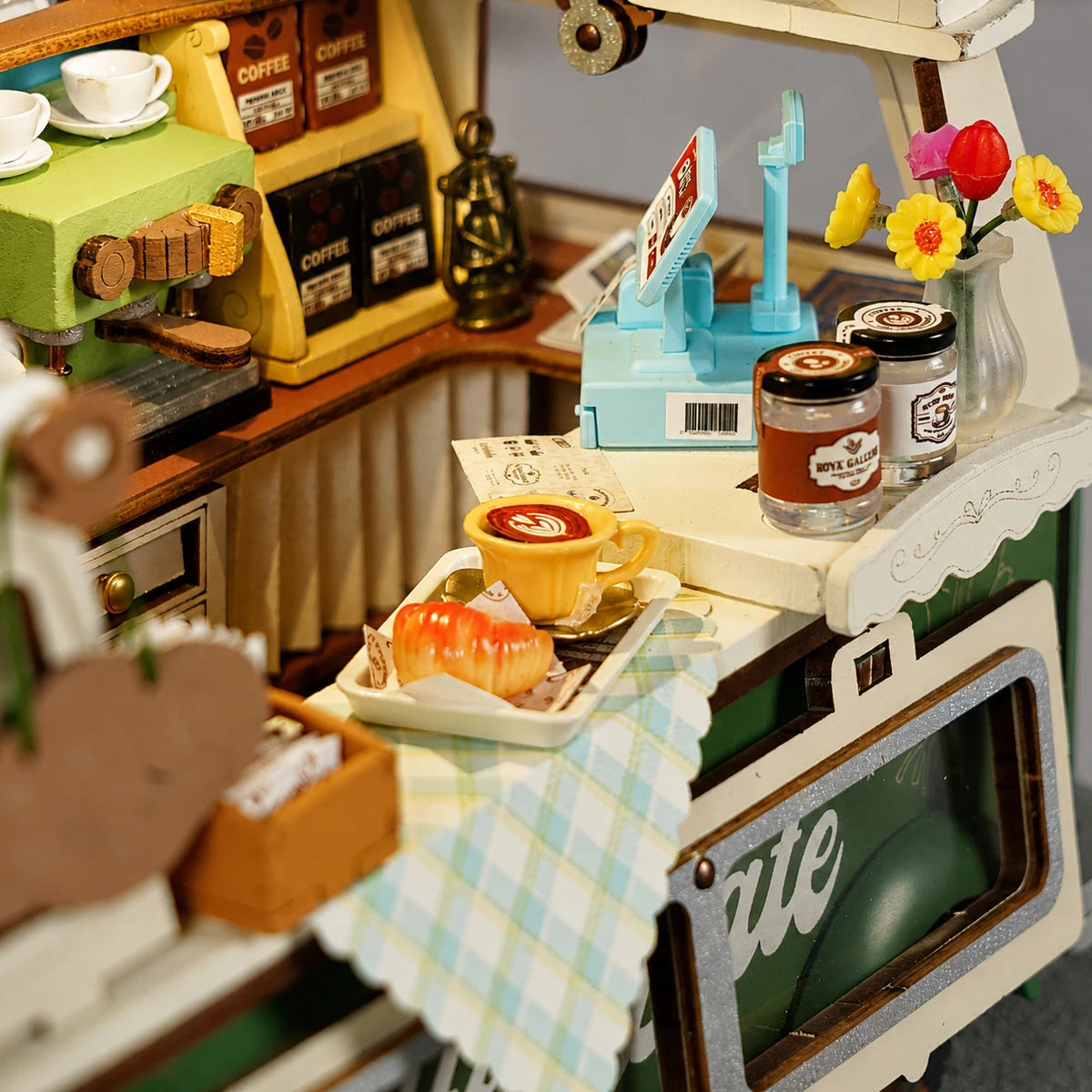 Gros plan sur le comptoir du Coffee Truck, latte, croissant, pots de confiture et tulipes