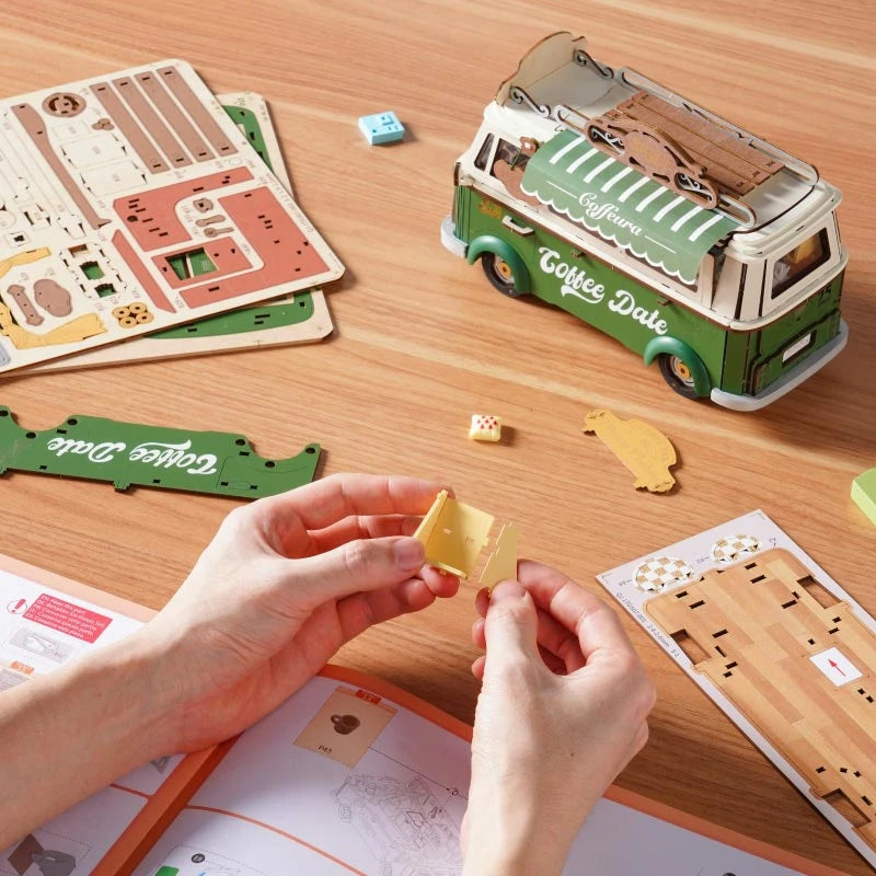 Montage du puzzle 3D Leo's Coffee Truck, toit refermé et planches de pièces en bois