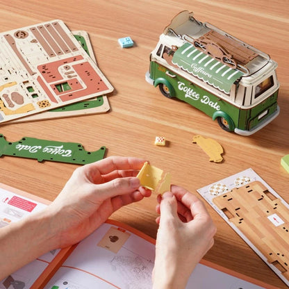 Montage du puzzle 3D Leo's Coffee Truck, toit refermé et planches de pièces en bois