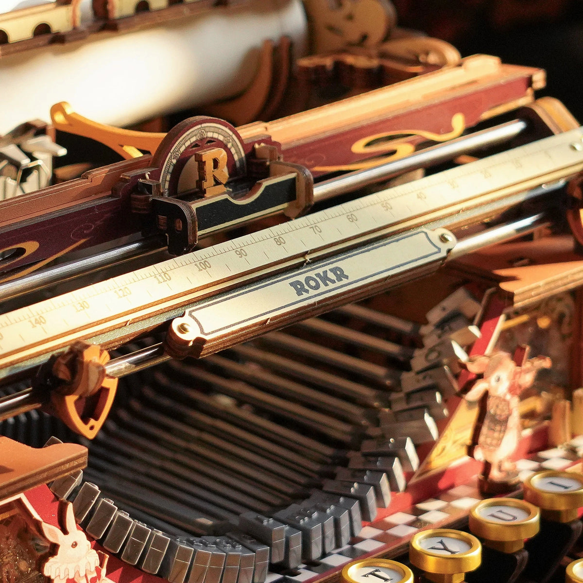 Détail de la règle graduée et de la plaque ROKR de la machine à écrire en bois
