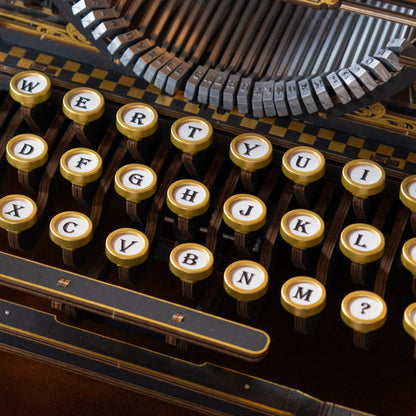 Détail du clavier et du mécanisme de la machine à écrire ROKR