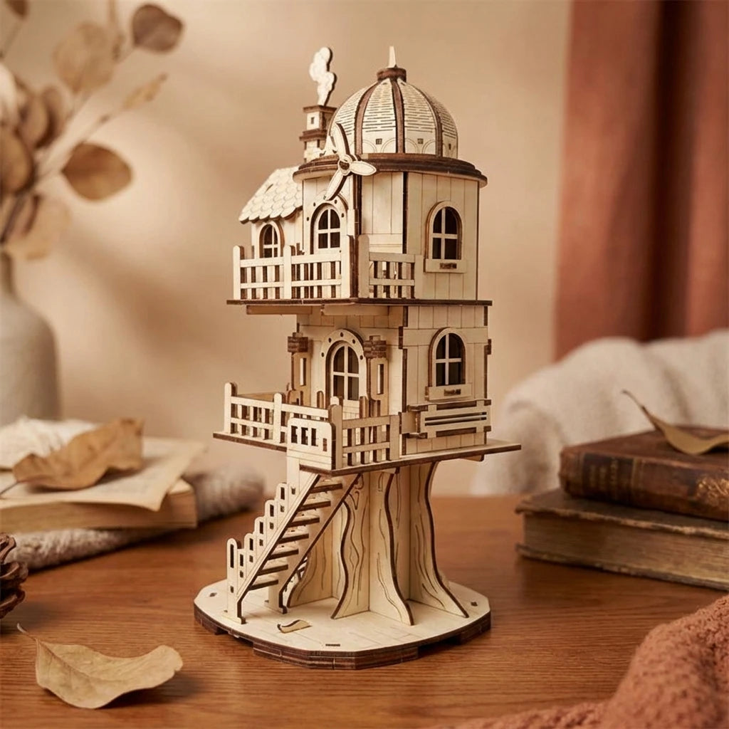 Puzzle 3D en bois thème Maison Perchée à Eolienne, vue Angle 45°, éclairage externe mettant en valeur la maquette, décoration