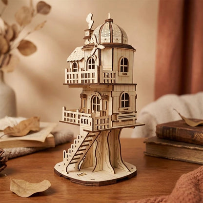 Puzzle 3D en bois thème Maison Perchée à Eolienne, vue Angle 45°, éclairage externe mettant en valeur la maquette, décoration
