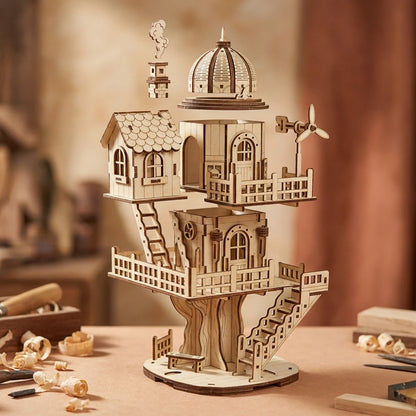 Puzzle 3D en bois thème Maison Perchée à Eolienne, vue Éclatée, éclairage externe mettant en valeur la maquette, décoration