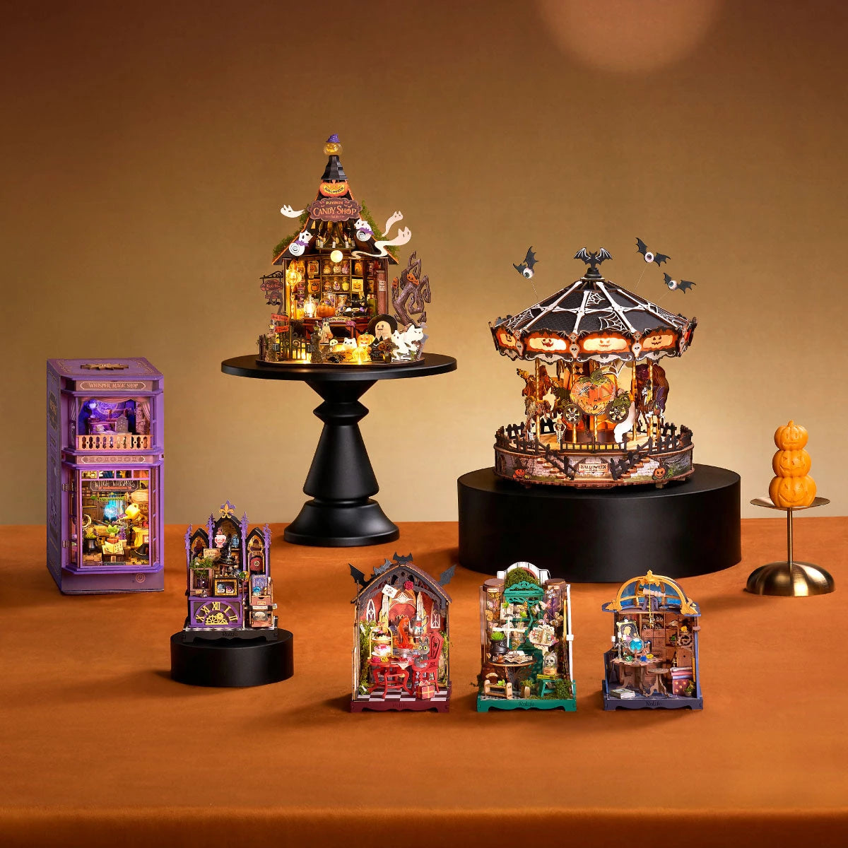 Phantom Waltz exposé avec d'autres maisons miniatures Rolife d'Halloween vendues séparément