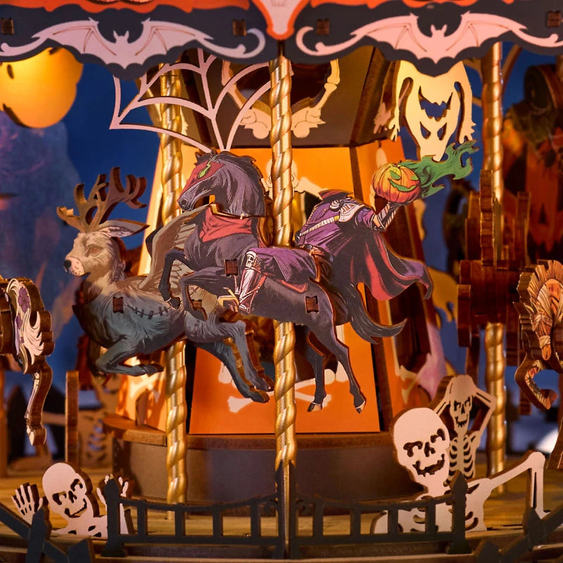 Chevaux morts-vivants et cerf du manège Phantom Waltz autour du pilier citrouille