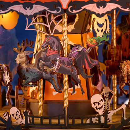 Chevaux morts-vivants et cerf du manège Phantom Waltz autour du pilier citrouille