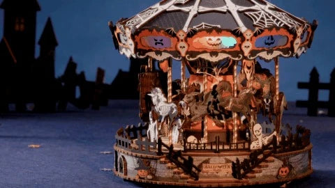 Phantom Waltz tournant de nuit, chevaux et squelettes devant un décor sombre
