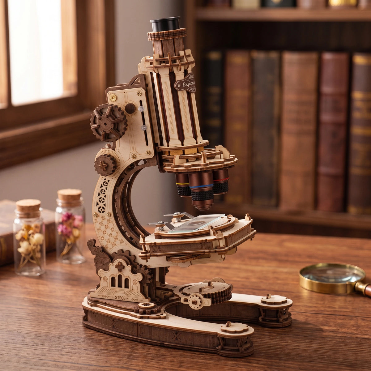 Microscope vintage puzzle 3D en bois vu de trois-quarts, bras en C ajouré et trois objectifs