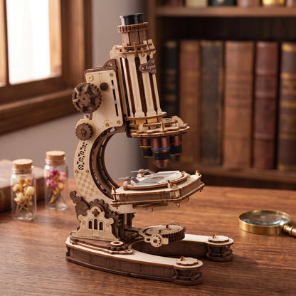 Microscope vintage puzzle 3D en bois vu de trois-quarts, bras en C ajouré et trois objectifs