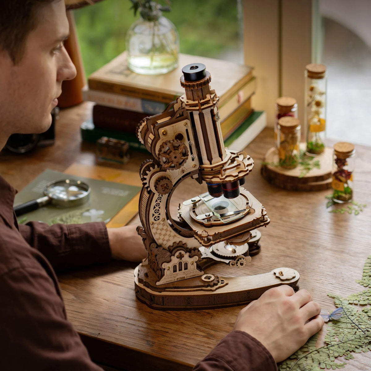 Microscope vintage puzzle 3D en bois sur un bureau avec livres et fioles de spécimens