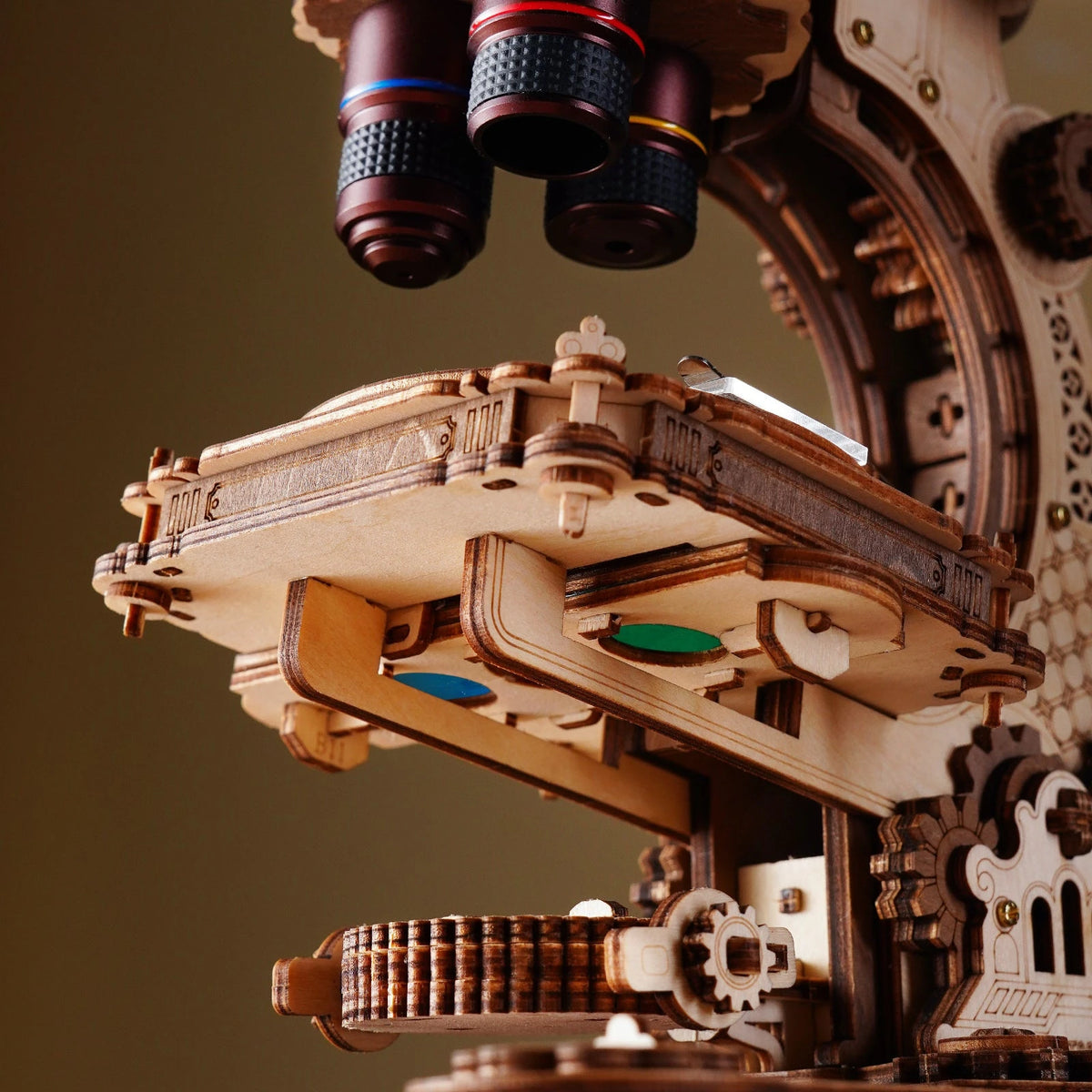 Gros plan sur la platine et les filtres de couleur du microscope vintage puzzle 3D