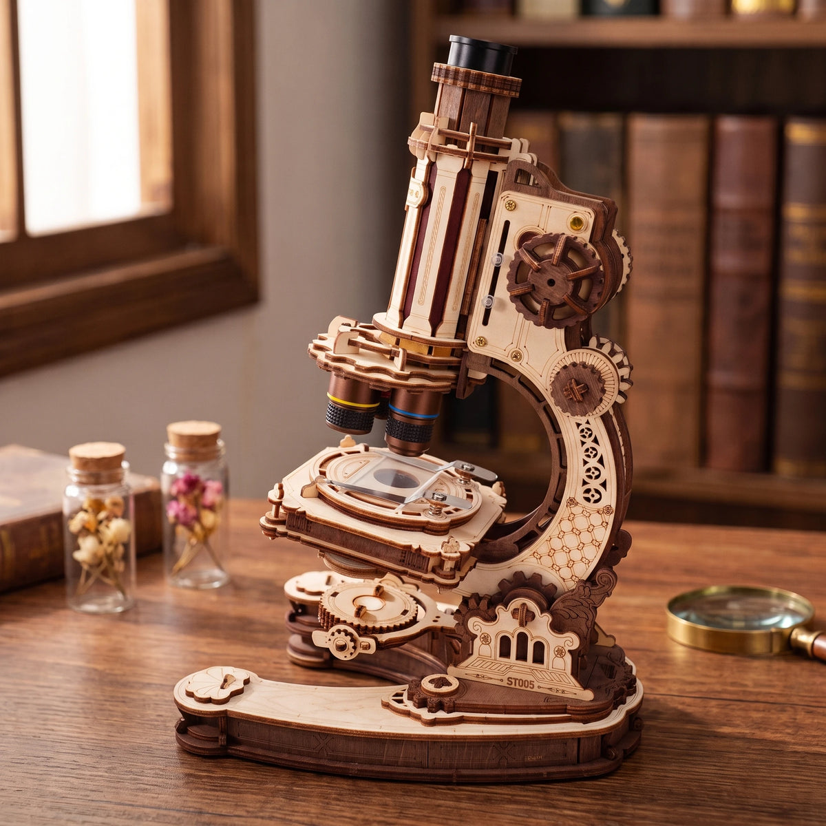 Microscope vintage puzzle 3D en bois ROKR posé sur un bureau d'étude, vue de face