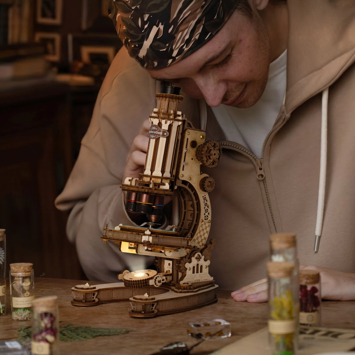 Observation à l'oculaire du microscope vintage puzzle 3D en bois, éclairage LED allumé