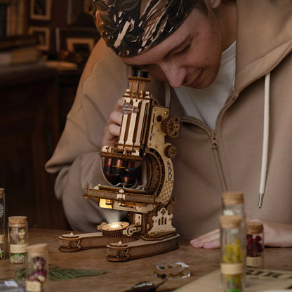 Observation à l'oculaire du microscope vintage puzzle 3D en bois, éclairage LED allumé