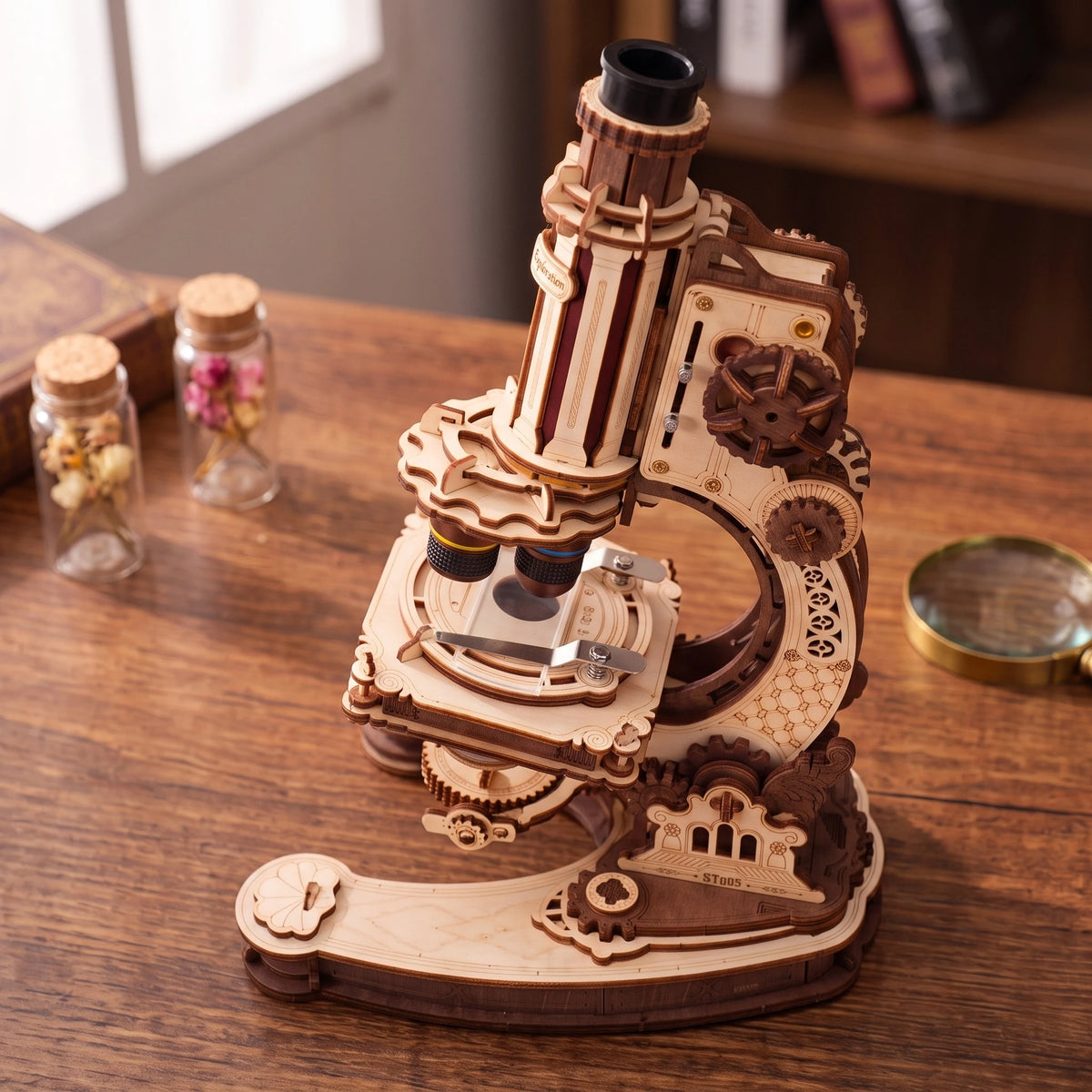 Microscope vintage puzzle 3D en bois en vue plongeante, platine avec lame de verre et pinces
