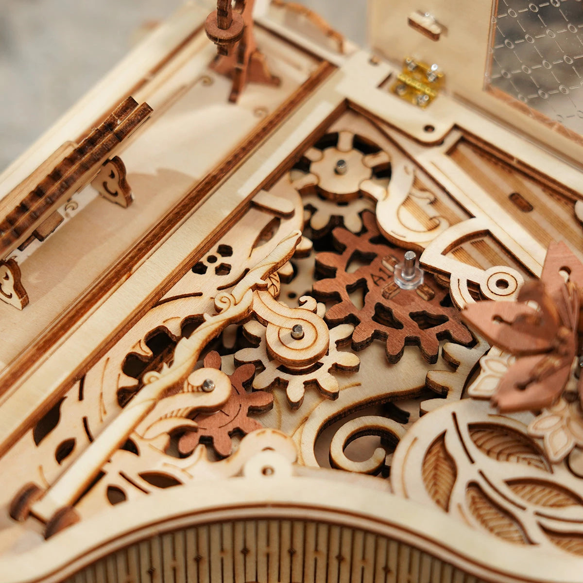 Détail des engrenages en bois qui animent le mécanisme du piano magique ROKR