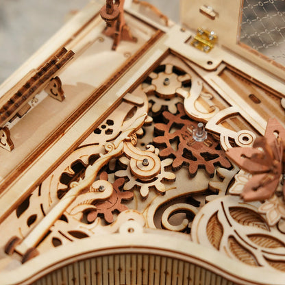 Détail des engrenages en bois qui animent le mécanisme du piano magique ROKR