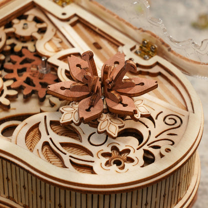Fleur sculptée et engrenages en bois du piano magique ROKR vus de dessus