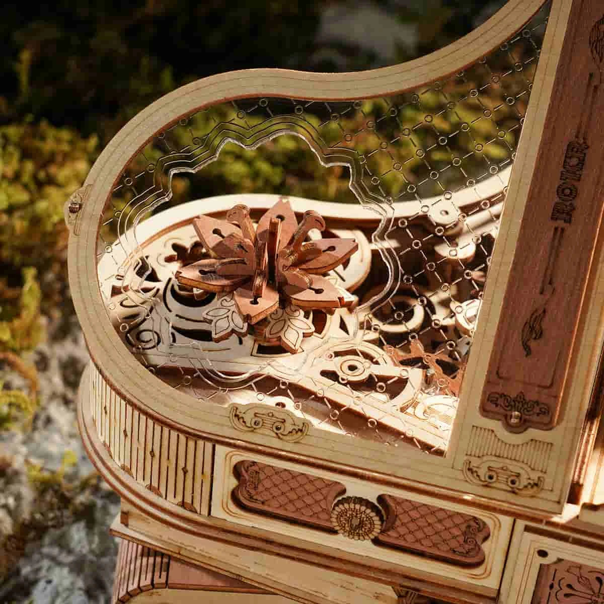 Gros plan sur la fleur à six pétales sous le couvercle gravé du piano magique