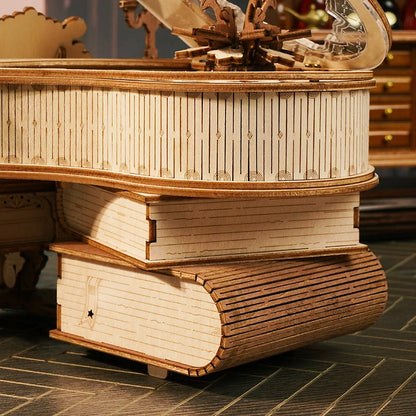 Pile de grimoires en bois sur laquelle repose le piano magique ROKR