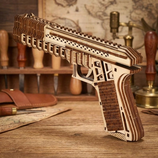 Puzzle 3D en bois thème Pistolet tactique, vue Angle 45°, éclairage externe mettant en valeur la maquette, décoration Nook-It