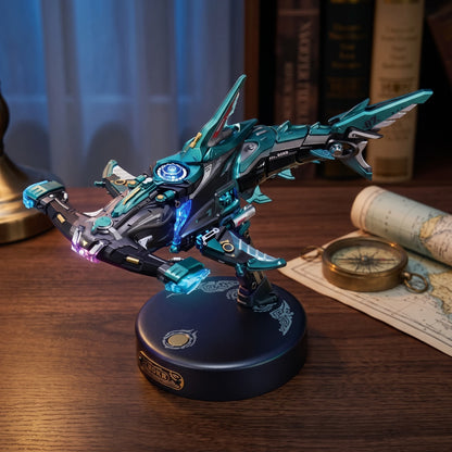 Requin-marteau mécanique ROKR sur un bureau en bois, armure vert argenté et réacteur bleu