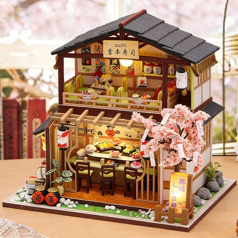 Maison miniature Restaurant Gibbon Sushi en bois illuminée avec cerisier en fleurs, vue de face