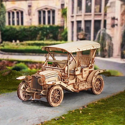 Maquette en bois Le Roadster Rétro dans une allée de jardin devant une façade de manoir