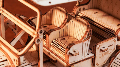 Détail des banquettes capitonnées façon canapé à l'intérieur de la maquette Le Roadster Rétro