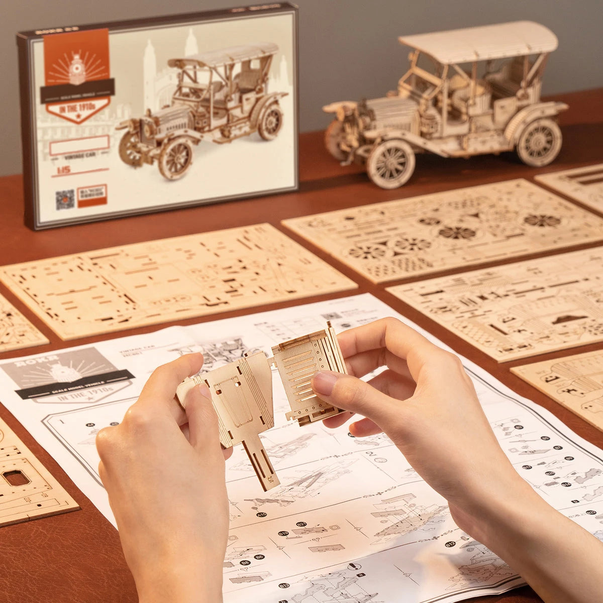 Montage du puzzle 3D Le Roadster Rétro avec la notice, les planches de pièces et le coffret