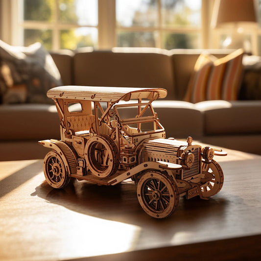 Le Roadster Rétro vu de l'arrière avec sa roue de secours, sur une table de salon au soleil