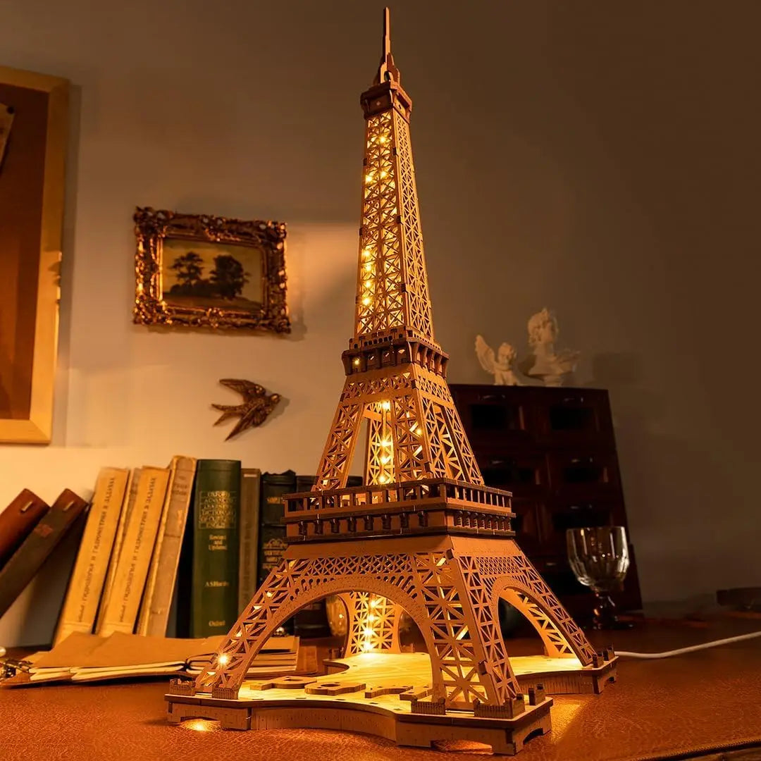 Tour Eiffel miniature en bois éclairée la nuit dans un salon, décoration lumineuse Paris